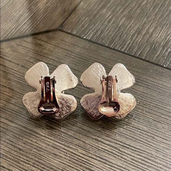 Vintage KJL Kenneth J Lane Rhinestone Pearl Flower Clip Earrings Dogwood Flower - Picture 13 of 17